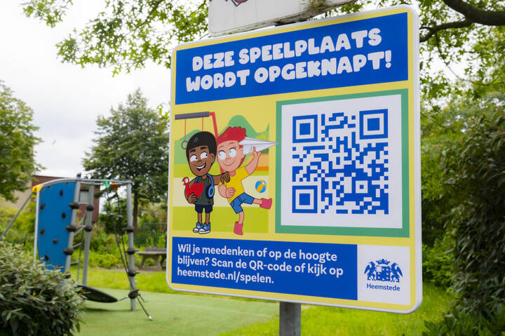 Een bord in Heemstede met de tekst 'Deze speelplaats wordt opgeknapt. Wil je meedenken of op de hoogte blijven? Scan de QR-code.'